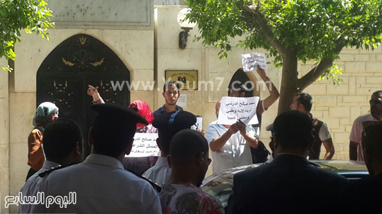 الجالية الليبية تتظاهر أمام سفارتها -اليوم السابع -9 -2015