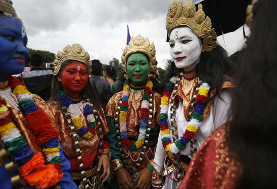 فتيات نيبال يرتدين الأزياء التقليدية فى الاحتفال  -اليوم السابع -9 -2015