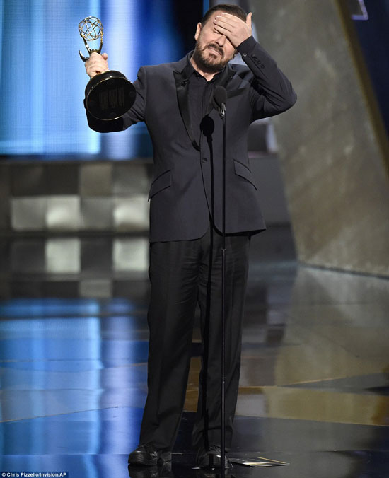 ريكى جورفيه يتظاهر بفوزه بإحدى جوائز Emmy Awards التى كان يقدمها -اليوم السابع -9 -2015