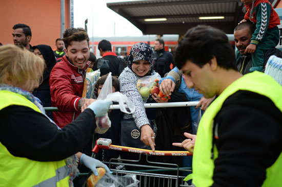 ألمانيا تستقبل عددا جديدا من اللاجئين وتبدأ فى تسجيلهم -اليوم السابع -9 -2015