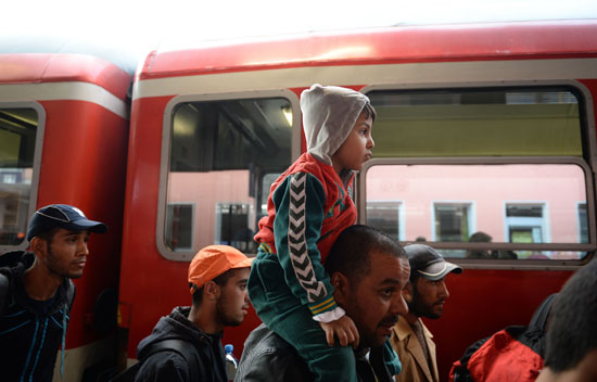 	وصل اللاجئون من خلال مدينة Freilassing فى جنوب شرق ألمانيا -اليوم السابع -9 -2015