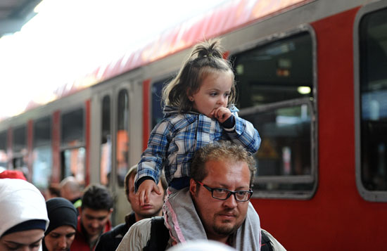 .	كانوا قد استقلوا القطارات عبر الحدود الألمانية النمساوية -اليوم السابع -9 -2015