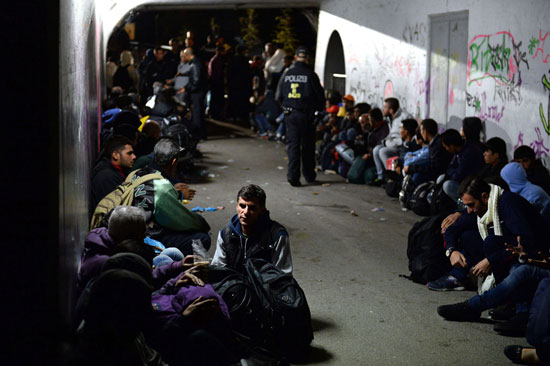 .	اللاجئون ينتظرون بدء إجراءات تسجيلهم -اليوم السابع -9 -2015