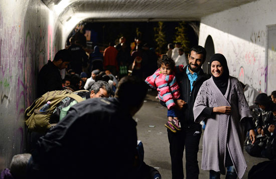 فرحة أسرة سورية للوصول لألمانيا -اليوم السابع -9 -2015