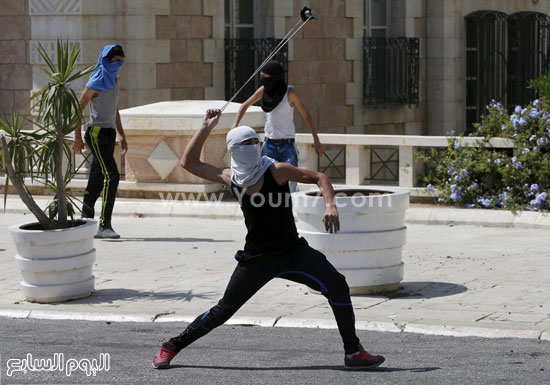 المحتجون يقذفون قوات الأمن بالحجارة  -اليوم السابع -9 -2015