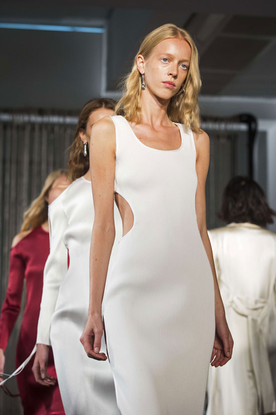 فستان من اللون الأبيض من تصميم الرائعة Barbara Casasola  -اليوم السابع -9 -2015