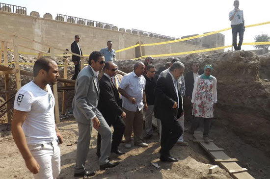 وزير الآثار يتفقد الجزء المكتشف من السور -اليوم السابع -9 -2015