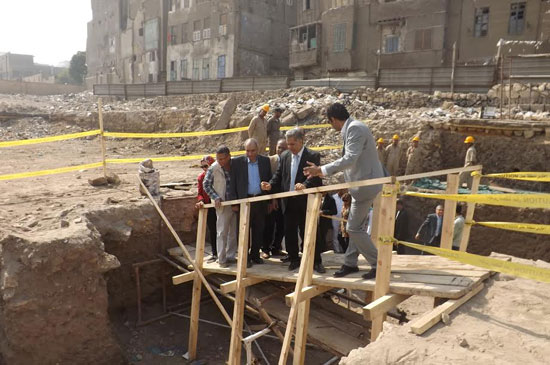 وزير الآثار يعاين الجزء المكتشف -اليوم السابع -9 -2015