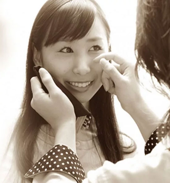 موظف الليكيميسو لا يتطلب من المرأة التوقف عن البكاء ولا يتركها إلا وهى تبتسم -اليوم السابع -9 -2015