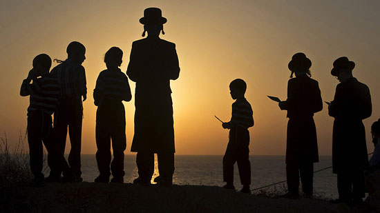 	يهود يتلون شعائرهم الدينية -اليوم السابع -9 -2015