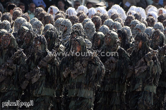 جنود الجيش الإيرانى فى زى تنكرى خلال العروض -اليوم السابع -9 -2015