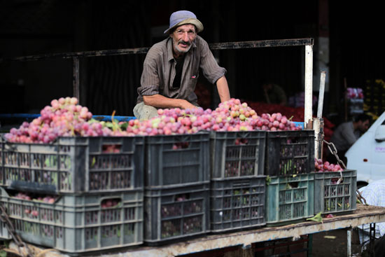 صناديق العنب داخل سوق وسط دمشق -اليوم السابع -9 -2015