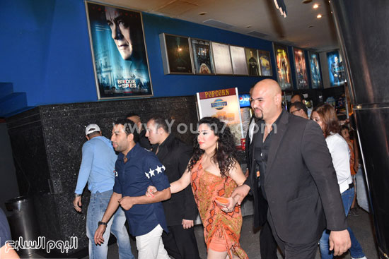	هيام جباعى وشحتة كاريكا يدخلون قاعة السينما لمشاهدة 4 ورقات كوتشينة -اليوم السابع -9 -2015
