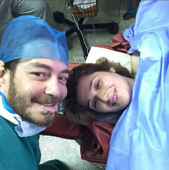 أحمد زاهر مع زوجته من داخل غرفة العمليات  -اليوم السابع -9 -2015