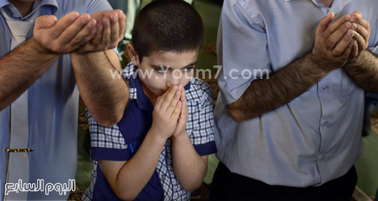طفل يصلى العيد فى أذربيجان. -اليوم السابع -9 -2015