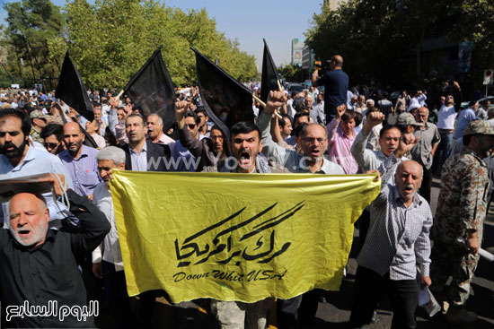 المتظاهرون الإيرانيون يصرخون بشعارات كما يرفعون علامات مناهضة للولايات المتحدة خلال مظاهرة ضد المملكة العربية السعودية. -اليوم السابع -9 -2015
