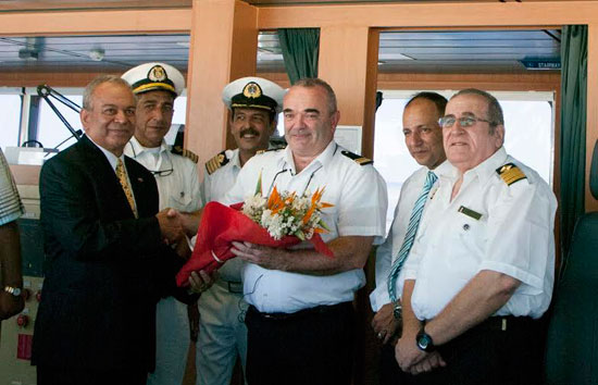  المهندس محمد صقر يقدم الورود لطاقم السفينة -اليوم السابع -9 -2015