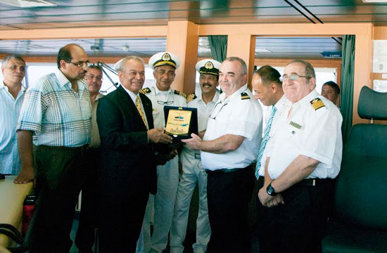 المهندس صقر يكرم قائد السفينة الفرنسية  -اليوم السابع -9 -2015