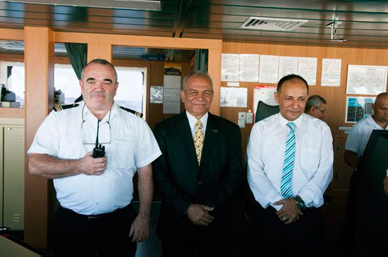 صورة تذكارية لمدير تحركات القناة مع قائد السفينة ومساعدة -اليوم السابع -9 -2015