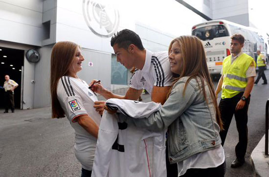 رونالدو يوقع على قميص إحدى مشجعات الريال. -اليوم السابع -9 -2015