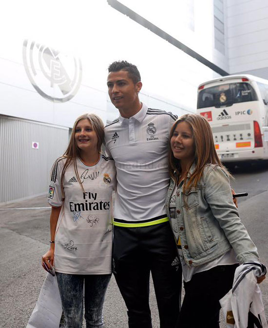 رونالدو يلتقط صورة مع حسناوات ريال مدريد. -اليوم السابع -9 -2015