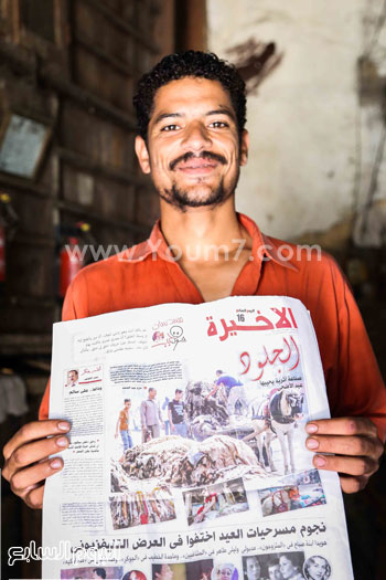 فرحة أحد العاملين بنسخة جريدة اليوم السابع بالمدابغ  -اليوم السابع -9 -2015
