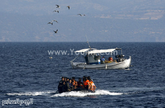 	قارب مطاطى يحمل بعض المهاجرين السوريين فى مياه بحر إيجة. -اليوم السابع -9 -2015
