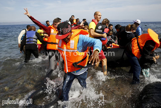	وصول أحد القوارب المطاطية التى تحمل المهاجرين بعد عبور المياه التركية. -اليوم السابع -9 -2015