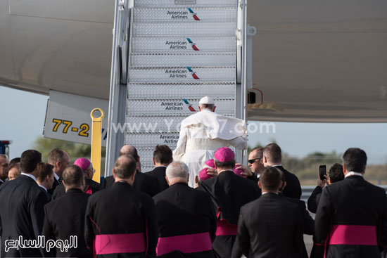 البابا فى طريقه لاستقلال الطائرة من مطار جون كينيدى فى نيويورك. -اليوم السابع -9 -2015