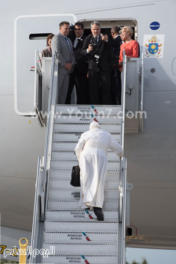 	تعثر البابا للمرة الأولى خلال صعود سلم الطائرة. -اليوم السابع -9 -2015