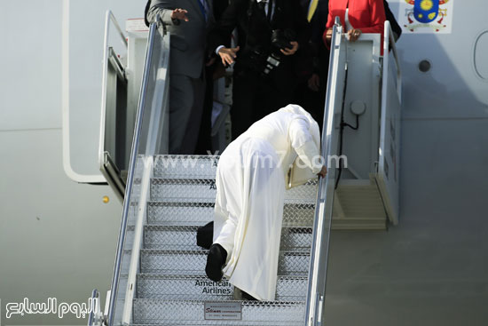 تعثر البابا فى طرف جلبابه خلال الصعود. -اليوم السابع -9 -2015