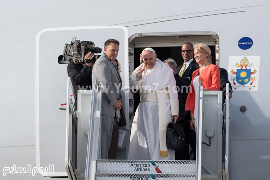 استطاع البابا تفادى السقوط. -اليوم السابع -9 -2015