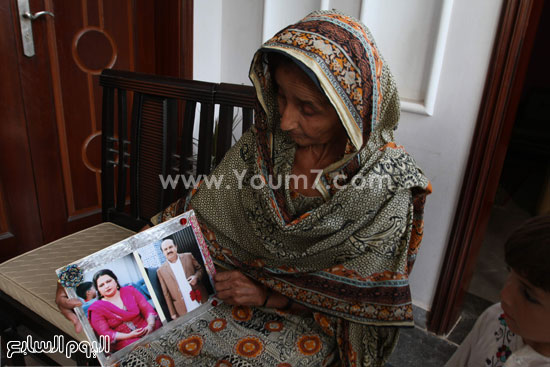  الباكستانية Amman Bibi تحمل صورة لشقيقتها وزوجها  -اليوم السابع -9 -2015