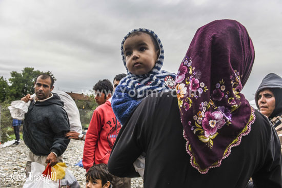 يعانى المهاجرون من قلة الغذاء والمياه على الحدود فى المناطق التى لا يوجد بها مخيمات للإيواء -اليوم السابع -9 -2015