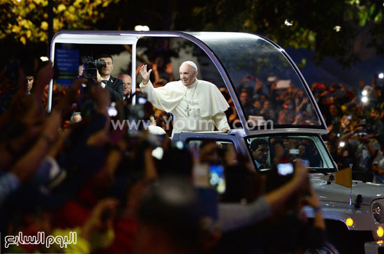  البابا فرانسيس يحيى الجماهير لدى وصوله مؤتمر العائلات  -اليوم السابع -9 -2015
