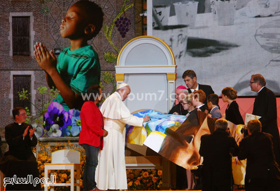 البابا يوقع إحدى اللوحات  -اليوم السابع -9 -2015