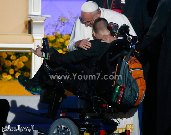 البابا يبارك أحد الأشخاص المعاقين  -اليوم السابع -9 -2015