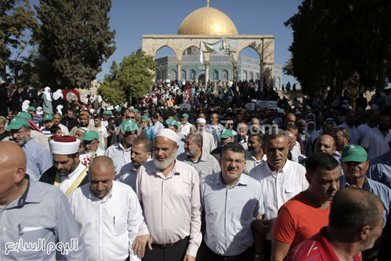 مئات الفلسطينيين من أمام مسجد قبة الصخرة. -اليوم السابع -9 -2015