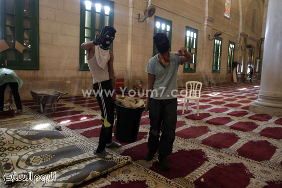 جانب من عمليات إزالة الحجارة من المسجد الأقصى. -اليوم السابع -9 -2015