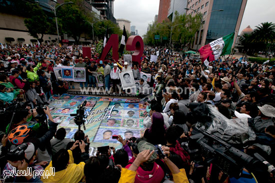 المتظاهرون يلتفون حول صور الطلاب المفقودين  -اليوم السابع -9 -2015