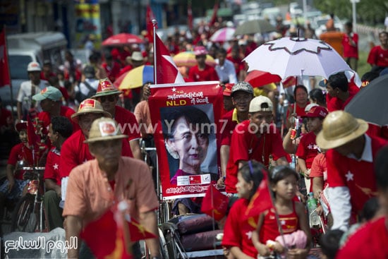  المتظاهرون يحملون صورا لزعيمة المعارضة Aung San Suu Kyi -اليوم السابع -9 -2015