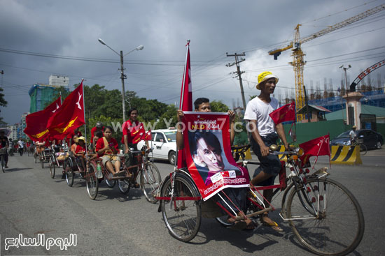  المتظاهرين يحملون صورا لزعيمة المعارضة  -اليوم السابع -9 -2015