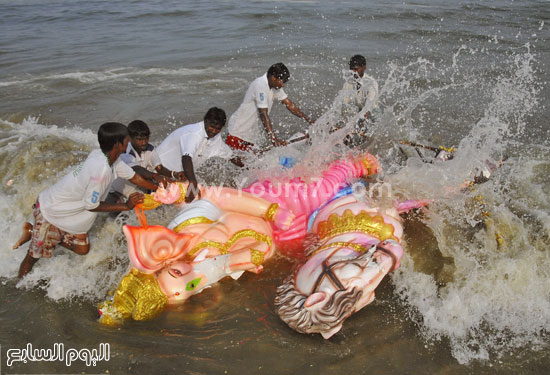 المحتفلون يحملون تماثيل الإله جانيش ليغمروها فى مياه النهر  -اليوم السابع -9 -2015