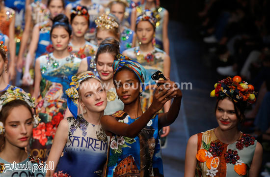 عارضات Dolce & Gabbana يلتقطن السيلفى على منصة العرض  -اليوم السابع -9 -2015