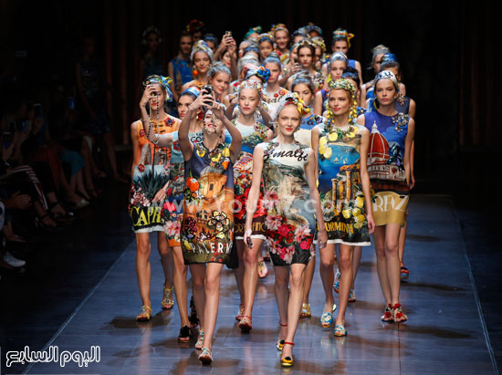 عارضات Dolce & Gabbana يلتقطن السيلفى على منصة العرض  -اليوم السابع -9 -2015