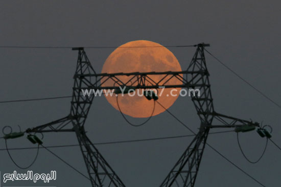 	القمر وسط ابراج الكهرباء -اليوم السابع -9 -2015