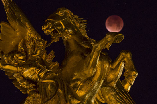  القمر الدامى بجانب تمثال على جسر ألكسندر الثالث فى باريس – فرنسا  -اليوم السابع -9 -2015