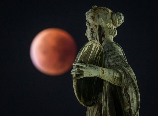 القمر الدامى وراء تمثال فى فرانكفورت الألمانية  -اليوم السابع -9 -2015