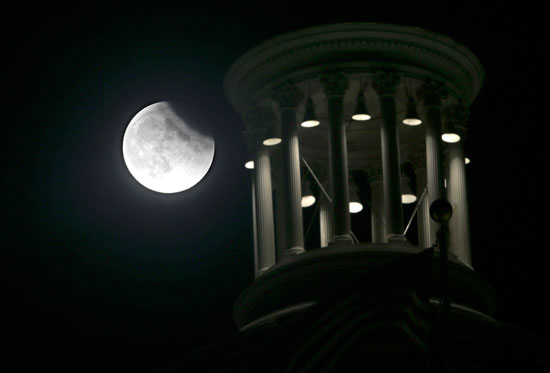  القمر المكتمل فوق قبة state Capitol فى سكرامنتو بولاية كاليفورنيا -اليوم السابع -9 -2015