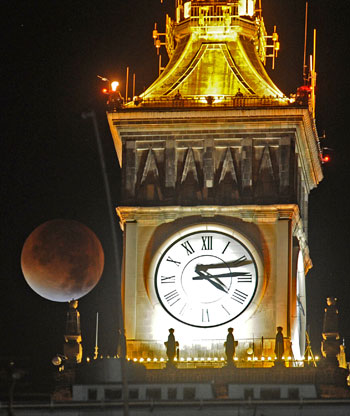  القمر المكتمل فوق قصر الثقافة أثناء خسوف القمر فى وارسو- بولندا -اليوم السابع -9 -2015